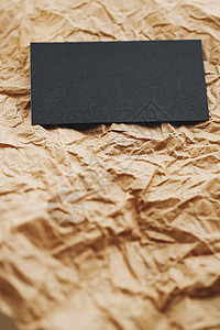 棕色羊皮纸背景上的黑色名片平铺 奢侈品牌平铺和品牌标识设计模型 邮政 框架图片