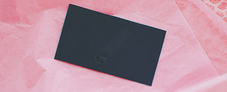 粉色薄纸背景上的黑色名片平铺 奢侈品牌平铺和品牌标识设计模型 奢华 会员资格图片