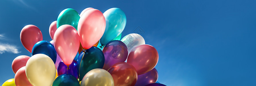 蓝天背景上的多色气球 喜悦 庆典 生日 蓝色的 乐趣图片