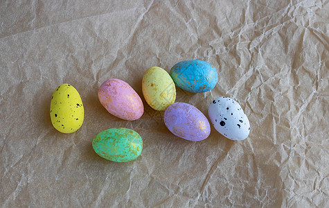 五颜六色的复活节彩蛋躺在皱巴巴的纸上 复活节概念图片
