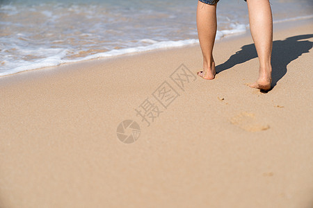 沙滩上的沙子上有脚印 女人步行到海边 闲暇图片