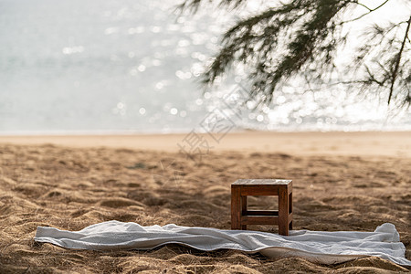 海滩上的木椅子和白毛巾 还有海洋背景图片