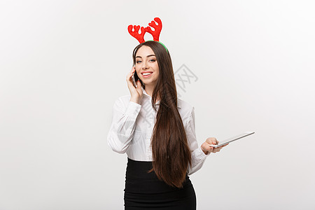 商业概念 - 年轻的caucasian商务女士 在Mobblie电话上交谈 用快乐的面部表情表达 圣诞节 手图片