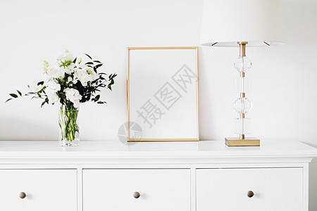 白色家具 豪华住宅装饰品和模型制作设计上的黄金垂直架子和鲜花束花 金的 画廊图片