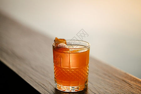 杯橙色鸡尾酒 装饰 在酒吧柜台背景的橙色加醋 喝 杜松子酒图片