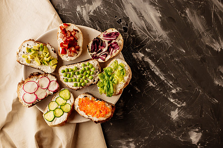 Brushetta或传统的西班牙塔塔 开胃菜在木板上摆放意大利式抗帕斯蒂小吃 顶端视图和平坦与文字空间相容 多于 三明治图片
