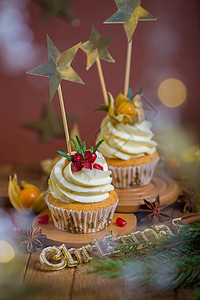 圣诞纸杯蛋糕 上面有香草霜 红莓和木本底迷迭香 家 结霜图片