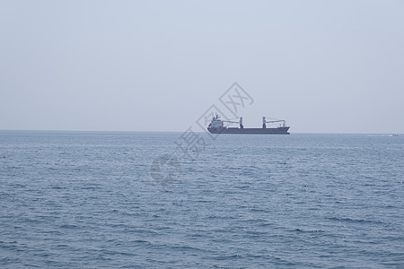 空中在阴云的一天拍摄开阔海面 蓝天 远处的船只和无尽的地平线 海景 运输图片