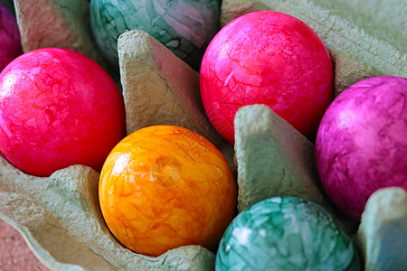 复活节彩蛋装在纸板盒里 手工制作的 工艺 画 花 环境图片