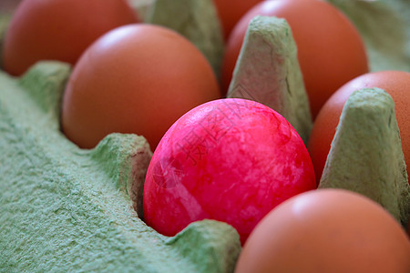 鸡蛋包装一个彩蛋包装鸡蛋 准备复活节的准备工作 季节背景