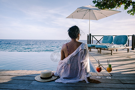 库拉索豪华别墅的休闲夏日海滩 日光浴平台和带棕榈树的私人游泳池靠近海滩并享有全景海景 水 自然图片