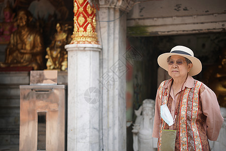 老年老年妇女旅行到亚洲寺庙旅游 老年人休闲生活习惯 年长 女性 佛教背景图片