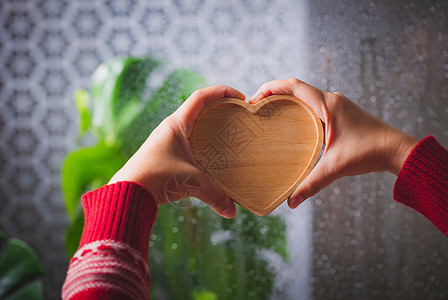 情人节概念 帮助 手 木头 爱 手势 手指图片