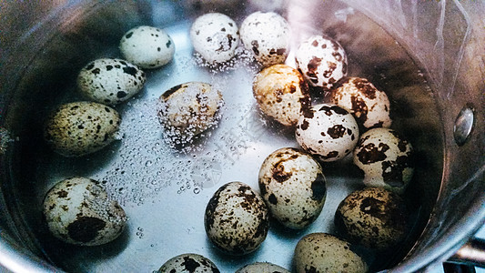鸡蛋在锅里做饭 梨蛋图片