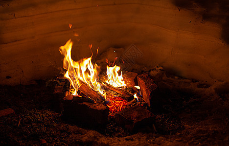 寒冷的冬天晚上在雪中烧着营火 娱乐 自然 荒野图片