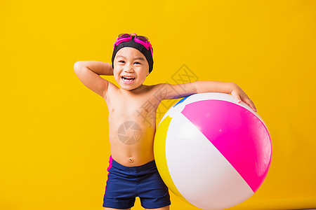 穿着泳衣微笑的男孩 握着沙滩球 家庭 水 放松图片