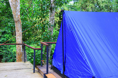 关闭帐篷蓝色住宿营 在森林中放松 夏天 蓝色的图片
