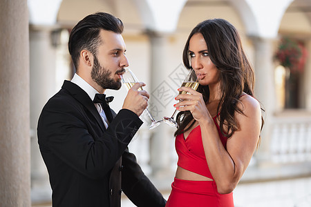 来两杯香槟 女士 裙子 红酒杯 干杯 仪式 酒店 夫妻 男人图片