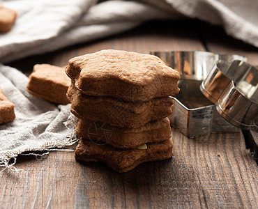 以木制背景的烤巧克力姜饼饼干 面粉图片