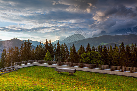 来自奥地利Almwelt度假村的 Dachstein山和夏季山谷景象 普拉奈 地标图片