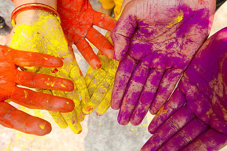在印度胡里节上 手持五颜六色粉末的年轻人用不同的颜色庆祝 胡里节手彩色手插图 关闭视图 乐趣 棕榈图片