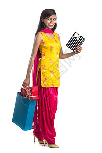 一个美丽的女人 装着一个购物袋和礼物盒 在白色背景上 顾客 折扣图片