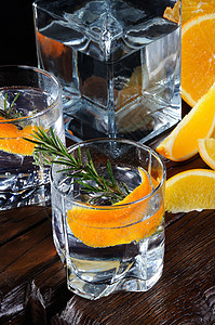 古典干金加汤力和橙色芝士 酒吧 饮料 眼镜 食物图片