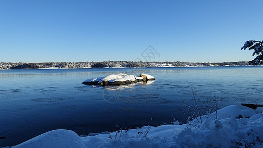 斯堪的纳维亚海边阳光明媚的寒冬日 天 海滨图片