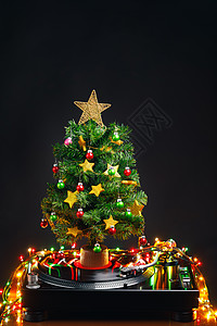 喜庆的转折桌和圣诞树 有彩色带灯光的灯光图片