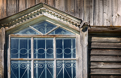 古老东正教会窗户的碎裂状况;图片
