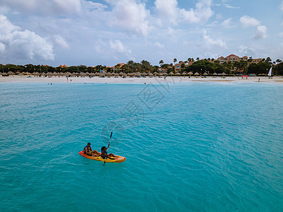 阿鲁巴 加勒比夫妇夫妇男女年中在棕榈树沙滩上蓝海中的皮艇上搭乘棕榈树 马提尼克岛 彩虹图片
