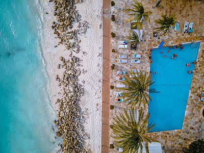 阿鲁巴加勒比海滩上有棕榈树 酒店 假期 地中海 日出图片