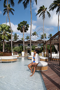 阿鲁巴加勒比哈默克海滩 有棕榈树和豪华游泳池 海岸 异国情调图片