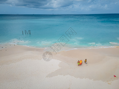 阿鲁巴加勒比海度假时在大洋中发生对夫妇交战 洋蓝水中的男女年中皮艇为男性和女性 游乐设施 皮划艇运动员图片