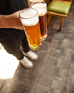 椒盐对虾男人并排拿着白啤酒和黑啤酒 乌贼 食物 啤酒杯 盐渍背景