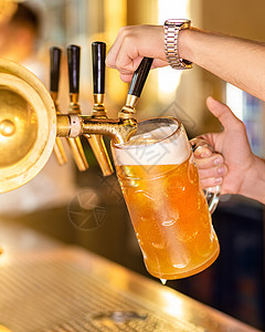 男人倒灌装啤酒玻璃 mu 慕尼黑啤酒节 照片 海鲜 酱图片