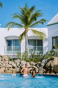 阿鲁巴棕榈海滩附近有游泳池的豪华度假胜地 海洋 闲暇图片