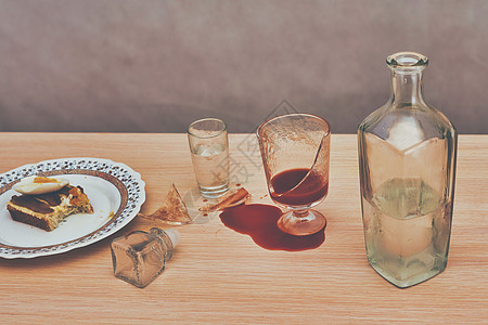 碎玻璃 红番茄汁洒在一瓶伏特加旁边的桌子上 透明的 烦恼图片