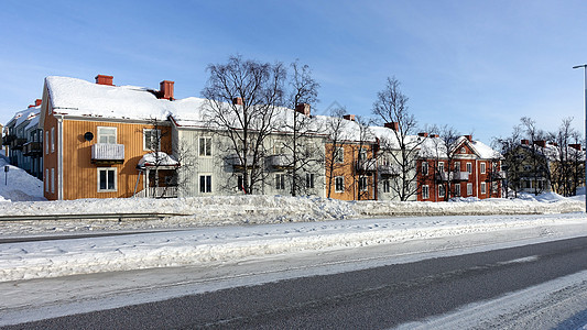 冬季 沿着中心积雪覆盖的街道之一的历史建筑 建筑学 树图片
