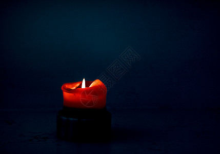 深色背景上的红色节日蜡烛圣诞节 除夕和情人节的豪华品牌设计和装饰 快乐的 问候卡图片