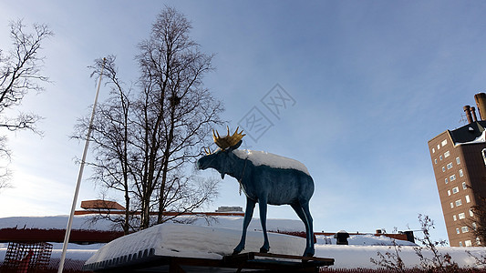 Artthe 冬季瑞典北部基律纳雪域中心广场之一的麋鹿雕像 树 建筑学图片