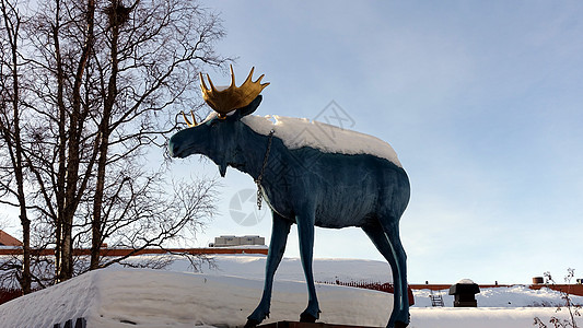 Artthe 冬季瑞典北部基律纳雪域中心广场之一的麋鹿雕像 树 打猎图片