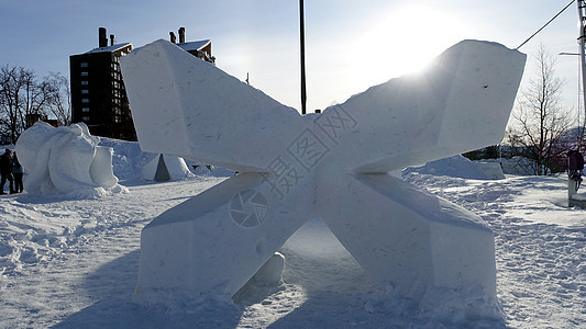 艺术 冬季在瑞典北部基律纳雪雪中心的一个广场上雕冰的石刻 蓝色的 户外图片