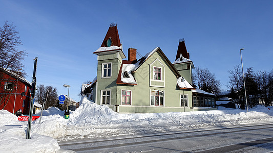 瑞典基律纳 2020 年 2 月 23 日 冬季 基律纳雪域中心街道之一的历史别墅 建筑学 天空图片