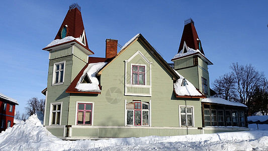 瑞典基律纳 2020 年 2 月 23 日 冬季 基律纳雪域中心街道之一的历史别墅 树 旅行图片