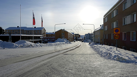 冬季瑞典北部基律纳下雪中心的一条街道之一 位于瑞典北部的Kiruna图片
