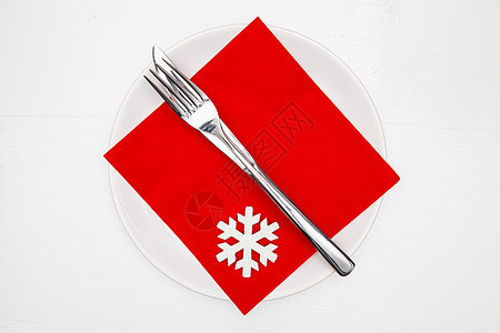 白色盘子和红色圣诞装饰品 餐具 银器 圣诞节图片