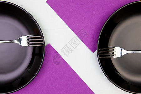 白色木桌上的黑板和紫色餐巾纸 圣诞节 刀具 紫色的图片