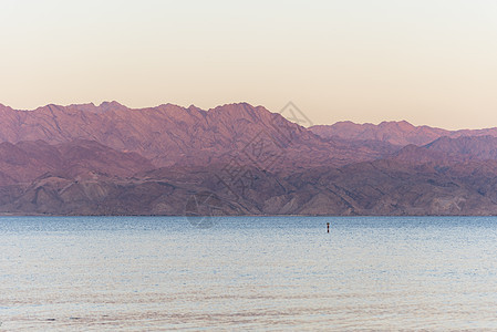 红海上日落 背景是粉红色橙色山脉 Eilat Aqaba 以色列 约旦 黄昏 地平线图片