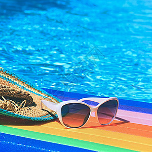 阳光明媚的天气下 太阳镜 李洛和帽子在水面上 夏季旅行和度假背景 假日戏剧 假期 闲暇图片